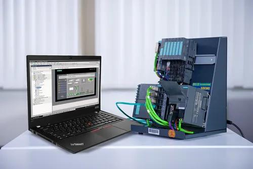 Kết nối PLC với laptop bằng cáp Ethernet.